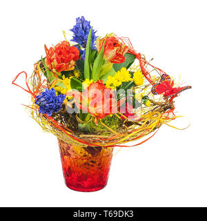 Bouquet de fleurs colorées en rouge vase isolé sur fond blanc. Banque D'Images