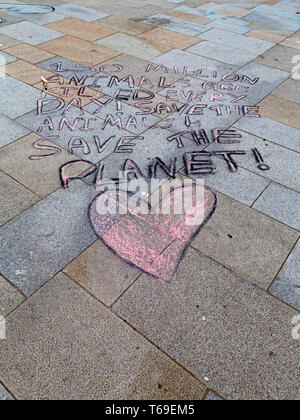 Graffiti à la craie sur la place de la ville dans la région de Weston-super-Mare, Royaume-Uni dans le cadre d'une manifestation organisée par la rébellion Extinction Weston-super-Mare. Banque D'Images