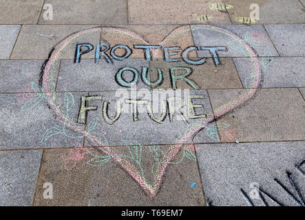 Graffiti à la craie sur la place de la ville dans la région de Weston-super-Mare, Royaume-Uni dans le cadre d'une manifestation organisée par la rébellion Extinction Weston-super-Mare. Banque D'Images