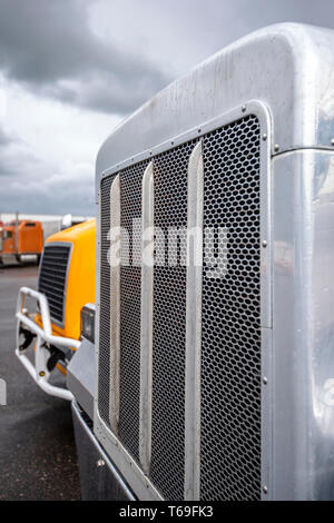 Gros camion de marchandises en Amérique puissante classique semi industriel chariots avec accessoires en chrome et de grandes grilles à l'article sur l'arrêt de camion pour le repos et wai Banque D'Images