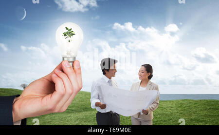 Image composite d'agent immobilier plan avec l'acheteur potentiel Banque D'Images