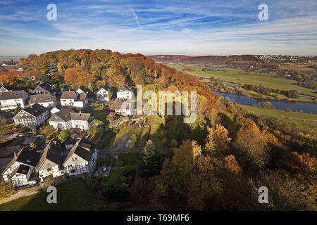 Ombre de château et la vallée de la Ruhr Blankenstein en automne, Hattingen, Ruhr, Allemagne Banque D'Images