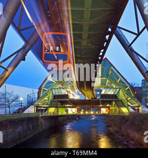 Wuppertal conduite à l'arrêt de chemin de fer de suspension lieu Kluse avec la rivière Wupper, Allemagne Banque D'Images