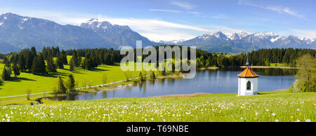 Large panorama de paysage en Bavière avec lac et montagnes Banque D'Images