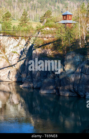 Pont articulée au monastère sur l'île de Patmos sur la rivière Katun en Chemal, l'Altaï, Sibérie Banque D'Images