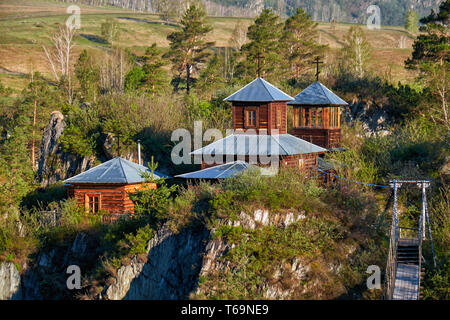 Pont articulée au monastère sur l'île de Patmos sur la rivière Katun en Chemal, l'Altaï, Sibérie Banque D'Images