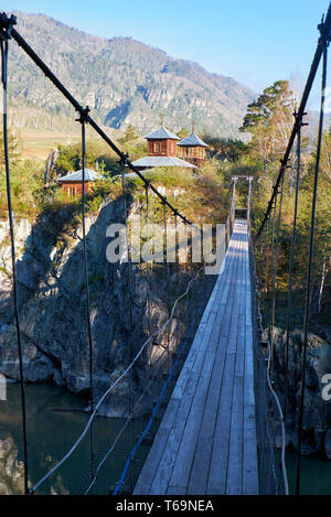 Pont articulée au monastère sur l'île de Patmos sur la rivière Katun en Chemal, l'Altaï, Sibérie Banque D'Images