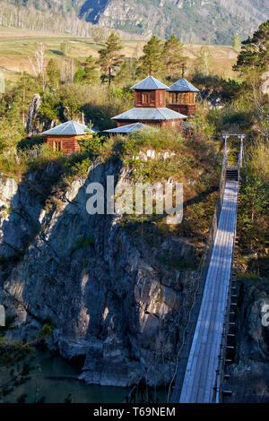 Pont articulée au monastère sur l'île de Patmos sur la rivière Katun en Chemal, l'Altaï, Sibérie Banque D'Images