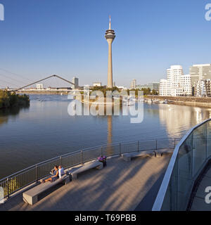 Terrasse de restaurant avec vue sur le Rhin et le parc des bâtiments Gehry, Duesseldorf, Allemagne Banque D'Images