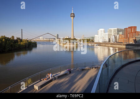 Terrasse de restaurant avec vue sur le Rhin et le parc des bâtiments Gehry, Duesseldorf, Allemagne Banque D'Images