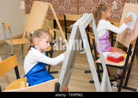 Deux jeunes filles à un cours de dessin peinture sur chevalets Banque D'Images