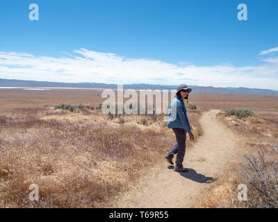 Asian woman randonnées à Wallace Creek Trail, faille de San Andreas, Carizzo Plain Monument National le jour de printemps ensoleillé, comté de Kern, en Californie centrale, V Banque D'Images