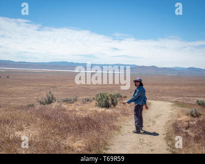 Asian woman randonnées à Wallace Creek Trail, faille de San Andreas, Carizzo Plain Monument National le jour de printemps ensoleillé, comté de Kern, en Californie centrale, V Banque D'Images