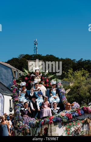 Pont-Aven, France - 5 août 2018 : Festival des fleurs d'ajoncs, un défilé traditionnel avec des cercles celtiques et bagadou, spectacles de danse et de la musique à partir de Banque D'Images