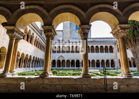 Santo Domingo de Silos, Espagne - 16 Avril 2019 : le cloître de l'abbaye Santo Domingo de Silos. C'est un monastère bénédictin et un chef-d'œuvre Roman Banque D'Images