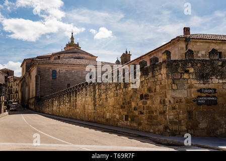 Santo Domingo de Silos, Espagne - 16 Avril 2019 : vue panoramique sur le vieux village traditionnel de Burgos, Castille et Leon Banque D'Images