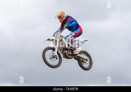 Volgograd, Russie - le 19 avril 2015 : vol Moto Racer de sauter sur le trampoline, sur la scène de l'Open Championship mot Banque D'Images