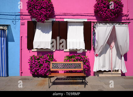 Maison pittoresque avec des fleurs aux fenêtres et un parc benc. L'île de Burano, Venise, Italie, Europe Banque D'Images