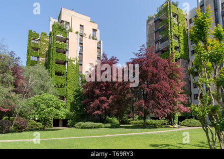 Immeuble d'une grande cour autour du quartier verdoyant de Milan Banque D'Images