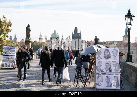 Les touristes et les artistes sur le pont Charles à Prague Banque D'Images