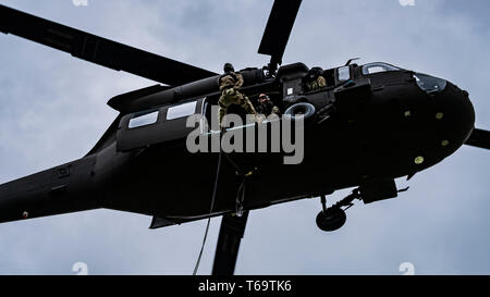 Les soldats de la Garde nationale de l'Indiana du 81e commandement de troupes et la 38e Division d'infanterie, effectuer une descente en rappel et de patrouille spéciale infilitration/système d'exfiltration entraîner au Camp Atterbury. Camp Atterbury est un état de l'Indiana et du Département de la Défense entreprise collaborative dont les efforts sont axés sur la création et l'exploitation d'une manière financièrement responsable, très réaliste et contemporain, les tests de développement dans l'environnement interarmées, interinstitutions qui, d'organisations intergouvernementales, multi-national et les organisations non gouvernementales peuvent se préparer en équipe pour le déploiement à l'appui des exigences nationales tant dans le Banque D'Images