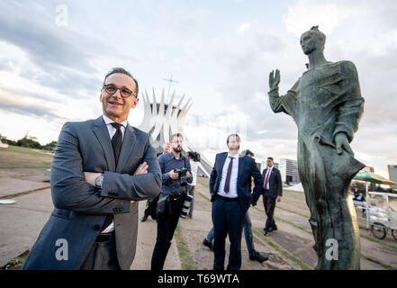 Brasilia, Brésil. Apr 29, 2019. Heiko Maas (l, SPD), le Ministre des affaires étrangères de la République fédérale d'Allemagne, visites, l'Oskar Niemayer cathédrale dans la capitale brésilienne. La Maas voyage en Amérique latine est le prélude à une offensive politique et économique pour renforcer les relations avec le continent. Credit : Fabian Sommer/dpa/Alamy Live News Banque D'Images