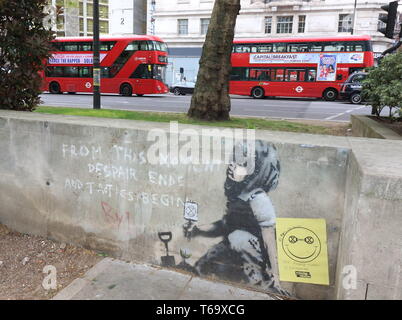 Londres, Royaume-Uni. Apr 29, 2019. Nouveau Banksy 'Masterpiece' sur un mur de Marble Arch.Un nouveau morceau de 'art' Bansky à gauche après l'extinction des manifestants rébellion Marble Arch gauche la semaine dernière pourrait se traduire en une â€1 millions de dollars. Si véritable - et l'art les experts affirment qu'il n'est certainement pas - il peut se vendre autour de â€1millions, mais seulement s'il peut être retiré. Conseil de Westminster ont placé une plaque de plexi de protection sur le morceau de l'art de rue comme elle l'avait déjà fait l'objet de dégradation avec écriture rouge et bleu et jaune d'un 'smiley' notice collée sur le mur. (Crédit Image : © Keith Ma Banque D'Images