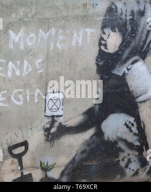 Londres, Royaume-Uni. Apr 29, 2019. Nouveau Banksy 'Masterpiece' sur un mur de Marble Arch.Un nouveau morceau de 'art' Bansky à gauche après l'extinction des manifestants rébellion Marble Arch gauche la semaine dernière pourrait se traduire en une â€1 millions de dollars. Si véritable - et l'art les experts affirment qu'il n'est certainement pas - il peut se vendre autour de â€1millions, mais seulement s'il peut être retiré. Conseil de Westminster ont placé une plaque de plexi de protection sur le morceau de l'art de rue comme elle l'avait déjà fait l'objet de dégradation avec écriture rouge et bleu et jaune d'un 'smiley' notice collée sur le mur. (Crédit Image : © Keith Ma Banque D'Images