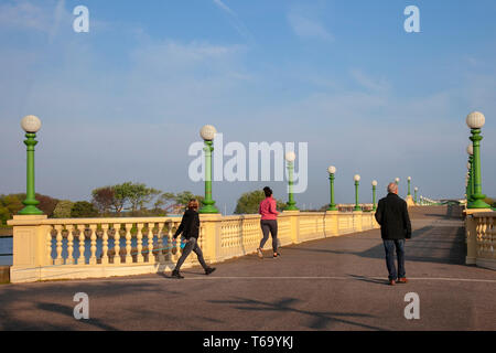 Southport, Merseyside. 30 avril, 2019. Météo britannique. Lumineuse, ensoleillée pour la journée, que les résidants locaux, faites une promenade sur le pont vénitien restauré sur le lac marin au lever du soleil. Il est prévu d'être nuageux plus tard avec de la pluie demain. Jardins du Roi est un jardin de 17 hectares situé dans le centre de Southport Centre-ville, sur la promenade. /AlamyLiveNews MediaWorldImages : crédit. Banque D'Images