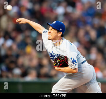 San Francisco, Californie, USA. Apr 29, 2019. Le lanceur partant des Dodgers de Los Angeles, Kenta Maeda (18) offre de la butte, au cours d'un match de la MLB entre les Dodgers de Los Angeles et les Giants de San Francisco au parc d'Oracle à San Francisco, Californie. Valerie Shoaps/CSM/Alamy Live News Banque D'Images