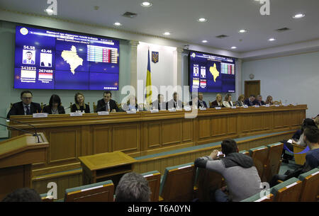 Kiev, Ukraine. Apr 30, 2019. Les membres de la Commission électorale centrale a participé à une conférence de presse à annoncer les résultats du deuxième tour de l'élection présidentielle ukrainienne à la Commission électorale centrale à Kiev, Ukraine, le 30 avril 2019. Crédit : Serg Glovny/ZUMA/Alamy Fil Live News Banque D'Images