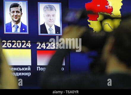 Kiev, Ukraine. Apr 30, 2019. Un affichage à l'écran les portraits des candidats à la présidence Petro Poroshenko et Vladimir Zelensky durant count du vote en regoins lors d'une réunion de la Commission électorale centrale d'annoncer les résultats du deuxième tour de l'élection présidentielle ukrainienne à la Commission électorale centrale à Kiev, Ukraine, le 30 avril 2019. Crédit : Serg Glovny/ZUMA/Alamy Fil Live News Banque D'Images