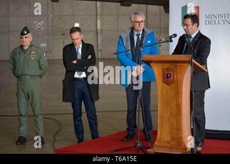 Schilling ROLAND - STEFANO CANDIANI - Conférence de presse de l'aéroport de Pratica di Mare - EVAQUAZIONE HUMANITAIRE ET APPUYEZ SUR POUR DES MESURES DE 5 bébés et 13 enfants (CLAUDIO SISTO/Fotogramma, ROME - 2019-04-29) p.s. la foto e' utilizzabile nel rispetto del contesto dans cui e' stata scattata, e senza intento del diffamatorio decoro delle persone rappresentate Banque D'Images