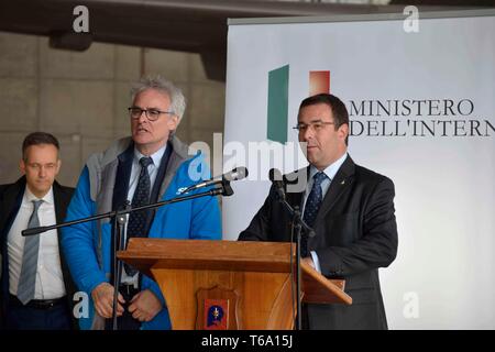 Schilling ROLAND- STEFANO CANDIANI- CONFÉRENCE DE PRESSE DE L'AÉROPORT DE PRATICA PAR MER - EVAQUAZIONE ET HUMANITAIRE POUR APPUYER LES MESURES DE 5 bébés et 13 enfants (CLAUDIO SISTO/Fotogramma, ROME - 2019-04-29) p.s. la foto e' utilizzabile nel rispetto del contesto dans cui e' stata scattata, e senza intento del diffamatorio decoro delle persone rappresentate Banque D'Images