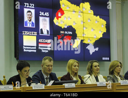 Kiev, Ukraine. Apr 30, 2019. Chef de la Commission électorale centrale TETIANA SLIPACHUK (L) prend la parole lors d'une réunion avec annoncer les résultats du deuxième tour de l'élection présidentielle ukrainienne à la Commission électorale centrale à Kiev, Ukraine, le 30 avril 2019. La Commission électorale centrale d'Ukraine a traité 100 % des protocoles des commissions électorales de circonscription dans le deuxième tour des élections présidentielles en Ukraine, déclarant 73,22 % des électeurs ukrainiens soutenu showman Volodymyr Zelenskiy, tandis que le chef de l'état titulaires Petro Poroshenko, a reçu 24,45  % Banque D'Images