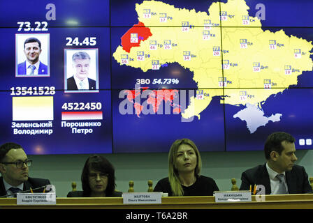 Kiev, Ukraine. Apr 30, 2019. Un écran montre les résultats du second tour des élections présidentielles en Ukraine à la Commission électorale centrale à Kiev, Ukraine, le 30 avril 2019. Showman ukrainien Volodymyr Zelenskiy a remporté l'élection présidentielle ukrainienne. Credit : ZUMA Press, Inc./Alamy Live News Banque D'Images