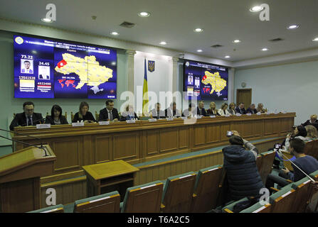 Kiev, Ukraine. Apr 30, 2019. Les écrans indiquent les résultats du second tour des élections présidentielles en Ukraine au cours d'une réunion de la Commission électorale centrale à Kiev, Ukraine, le 30 avril 2019. Credit : ZUMA Press, Inc./Alamy Live News Banque D'Images