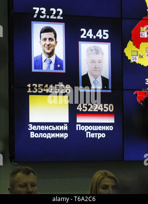 Kiev, Ukraine. Apr 30, 2019. Un écran montre les résultats du second tour des élections présidentielles en Ukraine à la Commission électorale centrale à Kiev, Ukraine, le 30 avril 2019. Showman ukrainien Volodymyr Zelenskiy a remporté l'élection présidentielle ukrainienne. Credit : ZUMA Press, Inc./Alamy Live News Banque D'Images