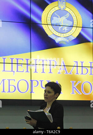 Kiev, Ukraine. Apr 30, 2019. Chef de la Commission électorale centrale TETIANA SLIPACHUK arrive à une réunion avec annoncer les résultats du deuxième tour de l'élection présidentielle ukrainienne à la Commission électorale centrale à Kiev, Ukraine, le 30 avril 2019. Credit : ZUMA Press, Inc./Alamy Live News Banque D'Images