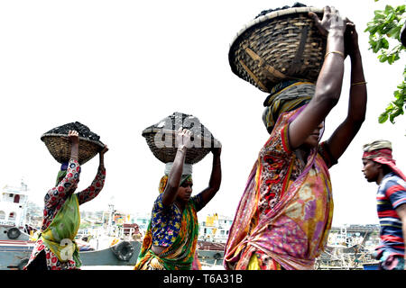 Dhaka, Bangladesh. Apr 30, 2019. Transporter le charbon ouvriers déchargée d'un navire à bord d'une rivière dans la région de Dhaka, Bangladesh, le 30 avril 2019. Credit : Stringer/Xinhua/Alamy Live News Banque D'Images