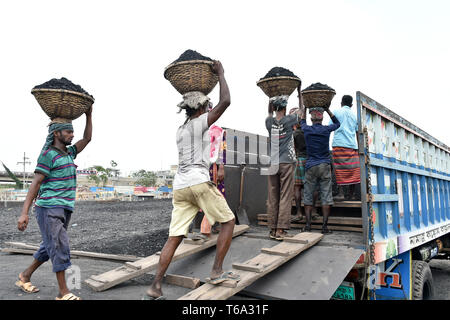 Dhaka, Bangladesh. Apr 30, 2019. Transporter le charbon ouvriers déchargée d'un navire à bord d'une rivière dans la région de Dhaka, Bangladesh, le 30 avril 2019. Credit : Stringer/Xinhua/Alamy Live News Banque D'Images