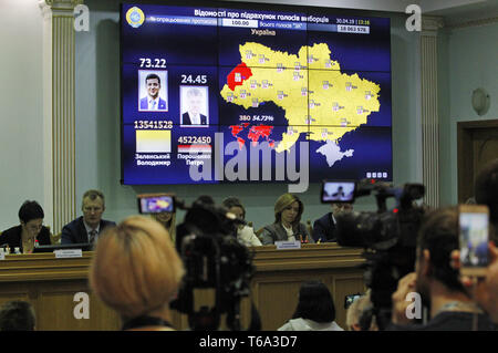 Kiev, Kiev, Ukraine. Apr 30, 2019. Les membres de la Commission électorale centrale de l'Ukraine sont vus en face de l'écran montrant les résultats de l'élection présidentielle au cours d'une session, consacrée à annoncer les résultats des élections présidentielles en Ukraine à Kiev Ukraine.comic et candidat à la présidence de Vladimir Zelensky a remporté l'élection présidentielle ukrainienne en recueillant 73,22 % des électeurs, alors que l'actuel Président ukrainien Petro Poroshenko, a reçu 24,455 d'électeurs. Le deuxième tour de l'élection présidentielle ukrainienne a eu lieu le 21 avril 2019. (Crédit Image : © P Banque D'Images