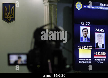 Kiev, Ukraine. Apr 30, 2019. Un écran montre les résultats du second tour des élections présidentielles en Ukraine à la Commission électorale centrale à Kiev, Ukraine, le 30 avril 2019. La Commission électorale centrale d'Ukraine a traité 100 % des protocoles des commissions électorales de circonscription dans le deuxième tour des élections présidentielles en Ukraine, déclarant 73,22 % des électeurs ukrainiens soutenu showman Volodymyr Zelenskiy, tandis que le chef de l'état titulaires Petro Poroshenko, a reçu 24,45 %. Showman ukrainien Volodymyr Zelenskiy a remporté l'élection présidentielle ukrainienne. (Cre Banque D'Images