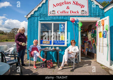 Fountainstown, Cork, Irlande. 30 avril, 2019. Par un après-midi ensoleillé Angela Cantwell sert le thé l'après-midi à Bernadette O'Connell, Douglas et Anne Kenneally de Glounthaune Angelas à Fountainstown en boutique, co Cork, Irlande. Crédit : David Creedon/Alamy Live News Banque D'Images