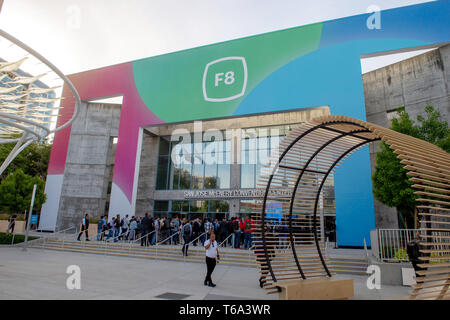 San Jose, États-Unis. Apr 30, 2019. Les participants de la conférence des développeurs de Facebook F8 sont en route pour la keynote en chef Zuckerberg au McEnery Convention Center. Credit : Andrej Sokolow/dpa/Alamy Live News Banque D'Images