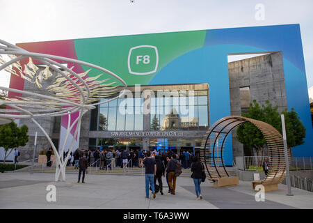 San Jose, États-Unis. Apr 30, 2019. Les participants de la conférence des développeurs de Facebook F8 sont en route pour la keynote en chef Zuckerberg au McEnery Convention Center. Credit : Andrej Sokolow/dpa/Alamy Live News Banque D'Images