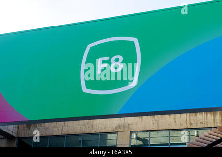 San Jose, États-Unis. Apr 30, 2019. Le logo de la conférence des développeurs de Facebook F8 est affichée au-dessus de l'entrée de la McEnery Convention Center. Credit : Andrej Sokolow/dpa/Alamy Live News Banque D'Images