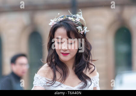 Glasgow, Ecosse, Royaume-Uni. 30 avril, 2019. Météo britannique. Une épouse ayant les photographies de mariage prises sur un après-midi pluvieux d'intervalles de George Square. Credit : Skully/Alamy Live News Banque D'Images