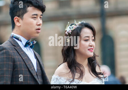 Glasgow, Ecosse, Royaume-Uni. 30 avril, 2019. Météo britannique. Une femme et un homme ayant pris des photographies de mariage sur un après-midi pluvieux d'intervalles de George Square. Credit : Skully/Alamy Live News Banque D'Images