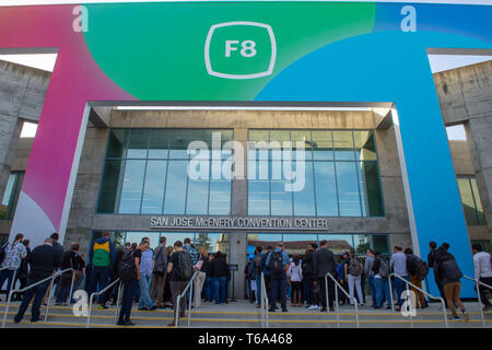 San Jose, États-Unis. Apr 30, 2019. Les participants de la conférence des développeurs de Facebook F8 sont sur la voie de l'ouverture par chef Zuckerberg au McEnery Convention Center. Credit : Andrej Sokolow/dpa/Alamy Live News Banque D'Images